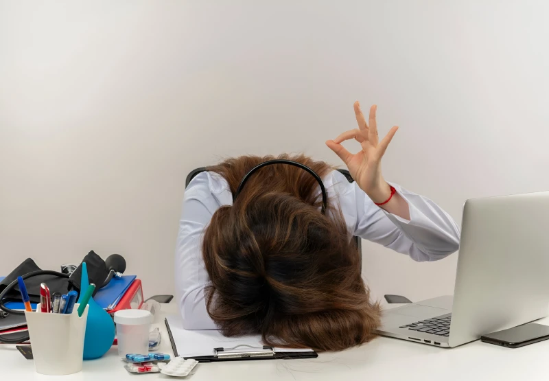 Doctor experiencing thermal stress while working on a computer